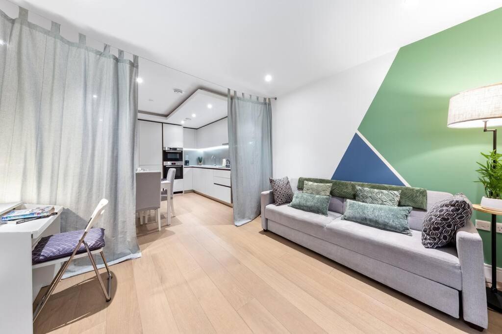 Appartamento Bright Balcony Retreat Hammersmith Londra