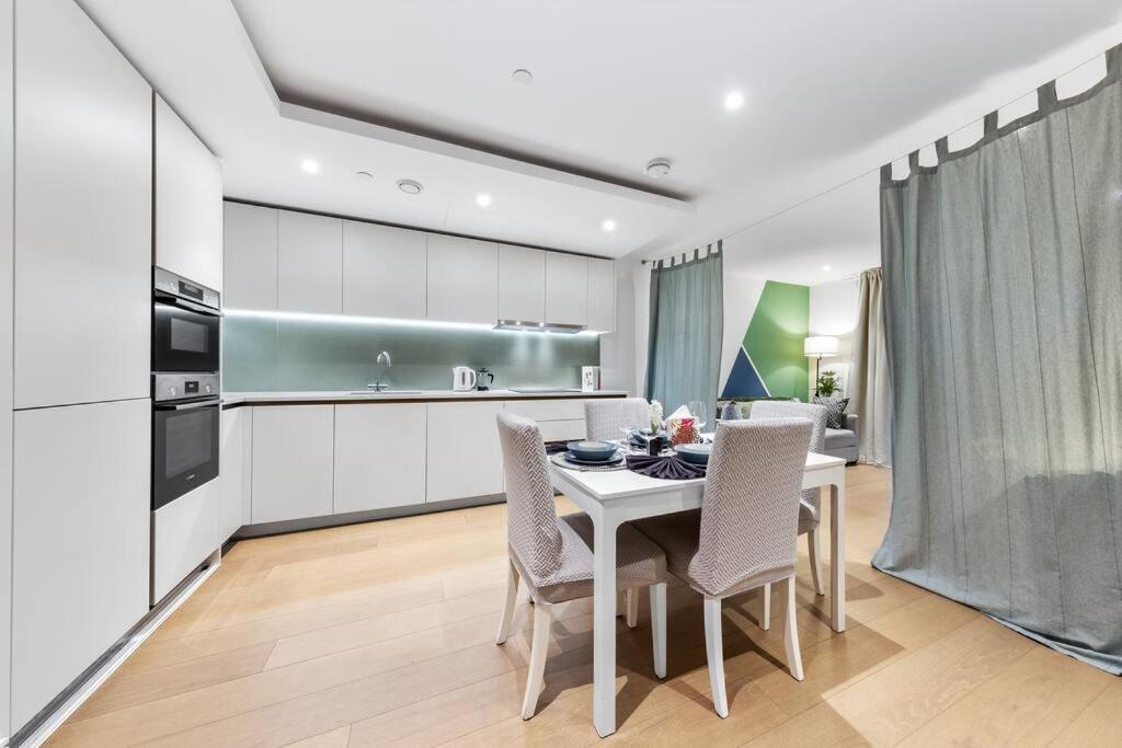 Appartamento Bright Balcony Retreat Hammersmith Londra