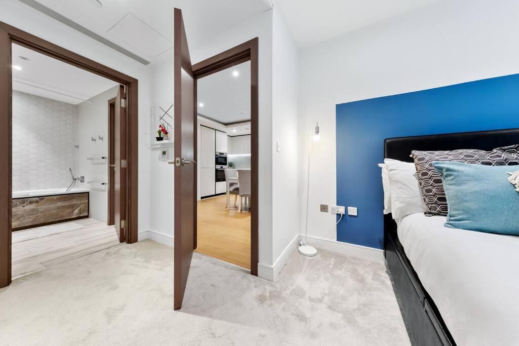 Bright Balcony Retreat Hammersmith Appartamento