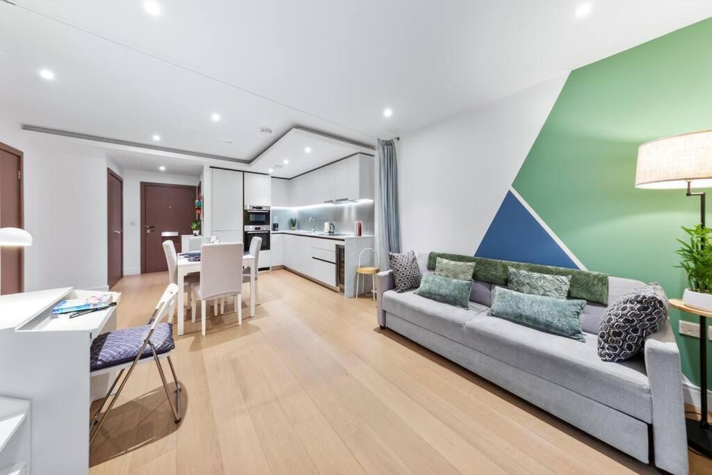 Bright Balcony Retreat Hammersmith Appartamento